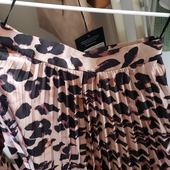NEW- Gorgeous Pleated Leopard Print Skirt - Picture 4 of 5